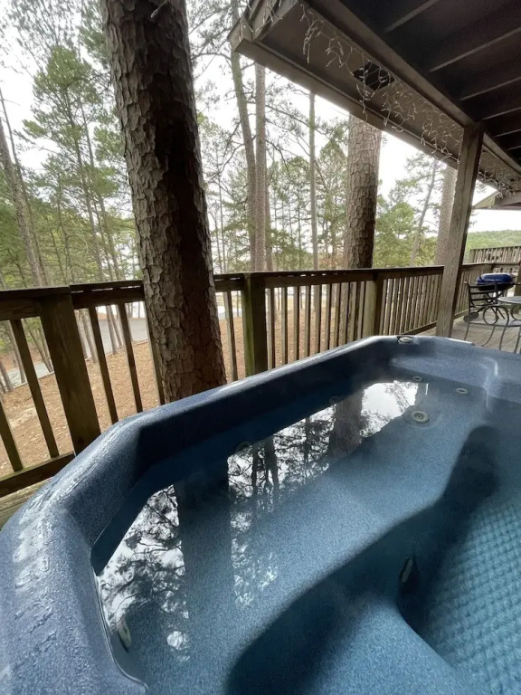 Mountain Harbor Lodge cottage on Lake Ouachita