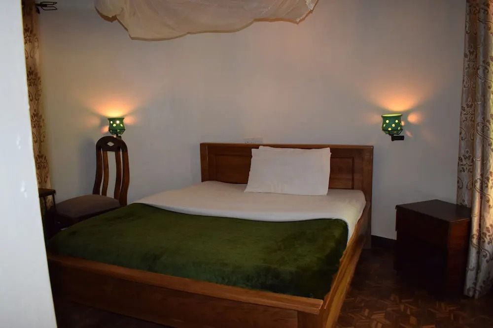 Ngorongoro Lodge & Campsite