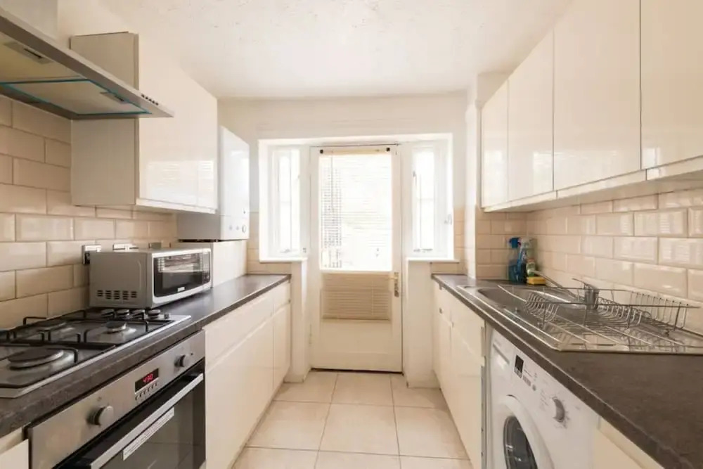 3 Bedroom House in Canning Town With Parking