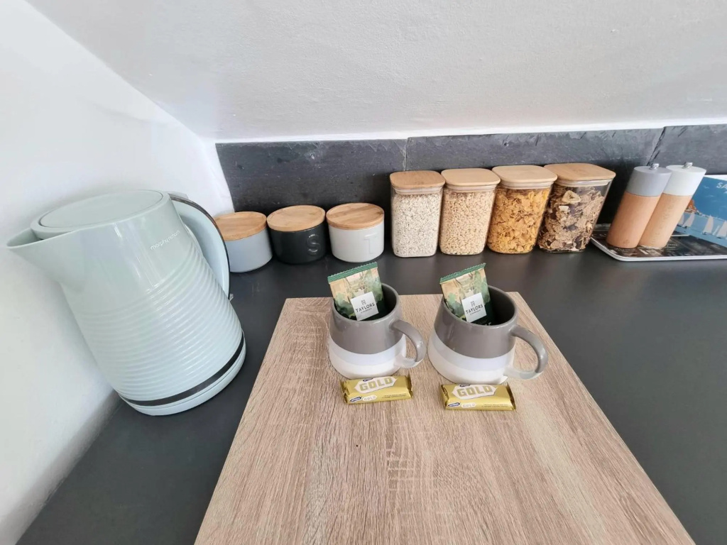 West Hill Retreat Seaview Balcony Loft Apartment & Free Offstreet Parking