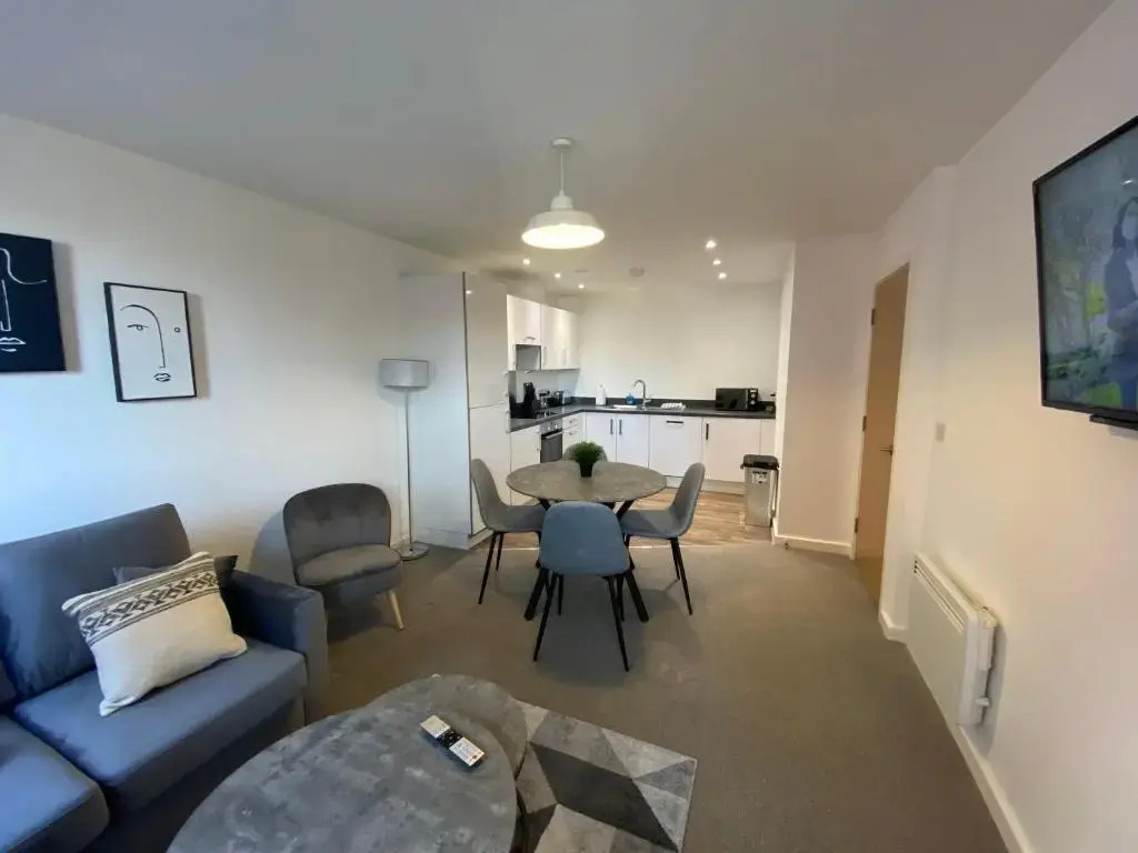 2 Bedroom, 2 Bathroom Modern Apartment close to Ocean Village, Free parking, Single or Double beds