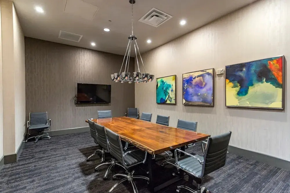 Honky Tonk Luxury 2BR/2BATH - Fast WIFI - Work Area - Free Parking! (CH2)