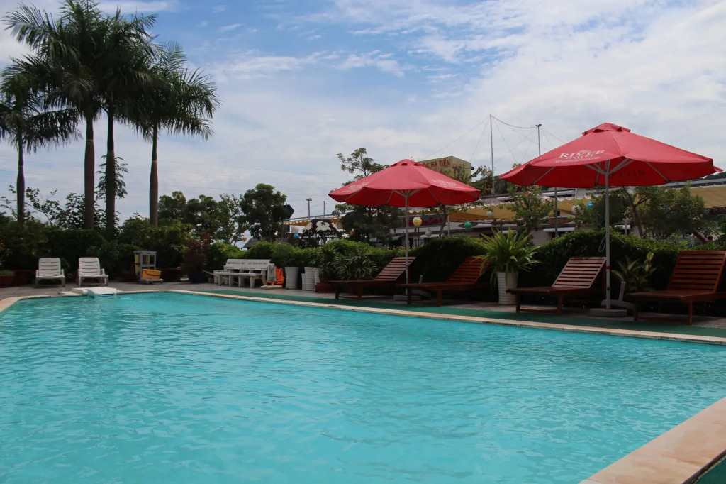 River Hotel