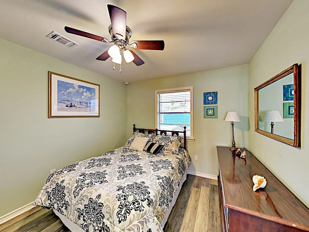 1313 S Magnolia St Home - 3 Br home by RedAwning