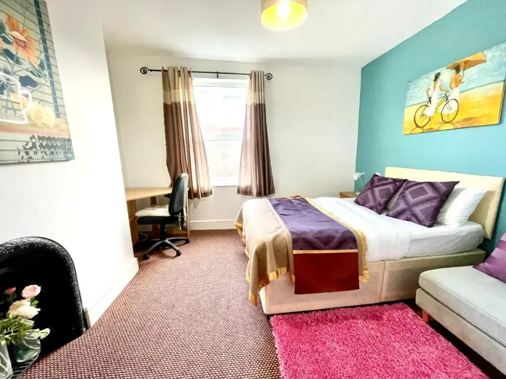 4 bedroomed maisonette in City Centre, near Barbican & Seafront