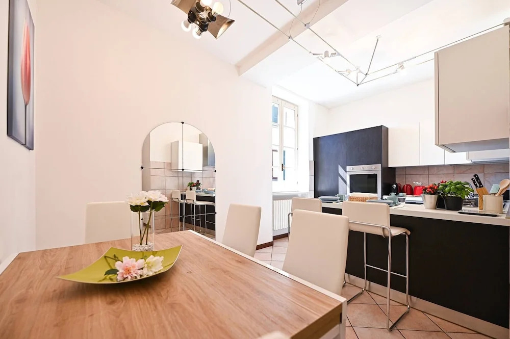 Central Lake View Apartment Crespi in Como