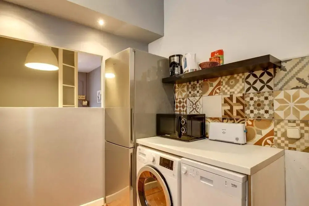Beautiful 2bdr in Lovely Lesseps, 8mins to Metro