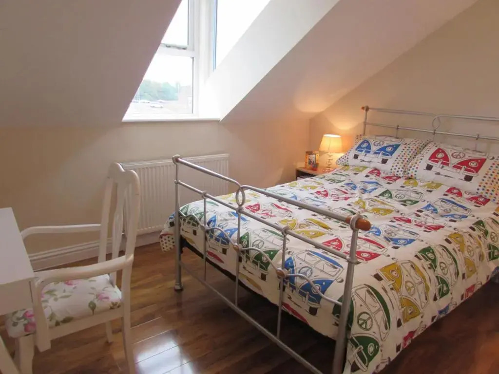 Apartment 5 - two bedroom luxury apartment close to town, mainline rail & theatre stylish and comfortable