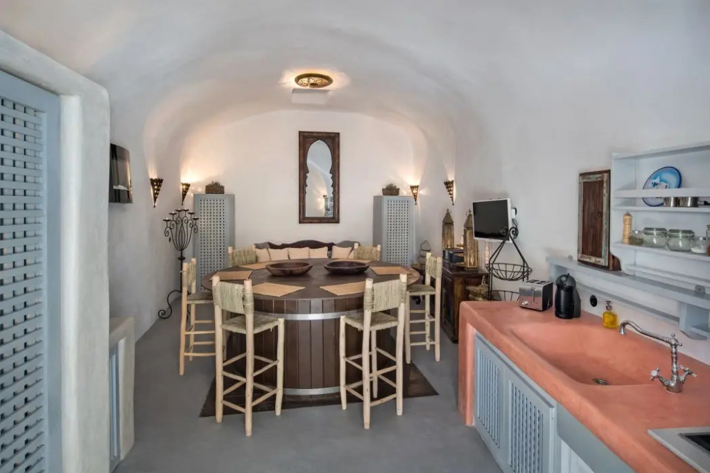 Dandy Cave Villa - Romantic Private & Luxurious - Waterfall Pool - Hot Tub -Up to 8 People