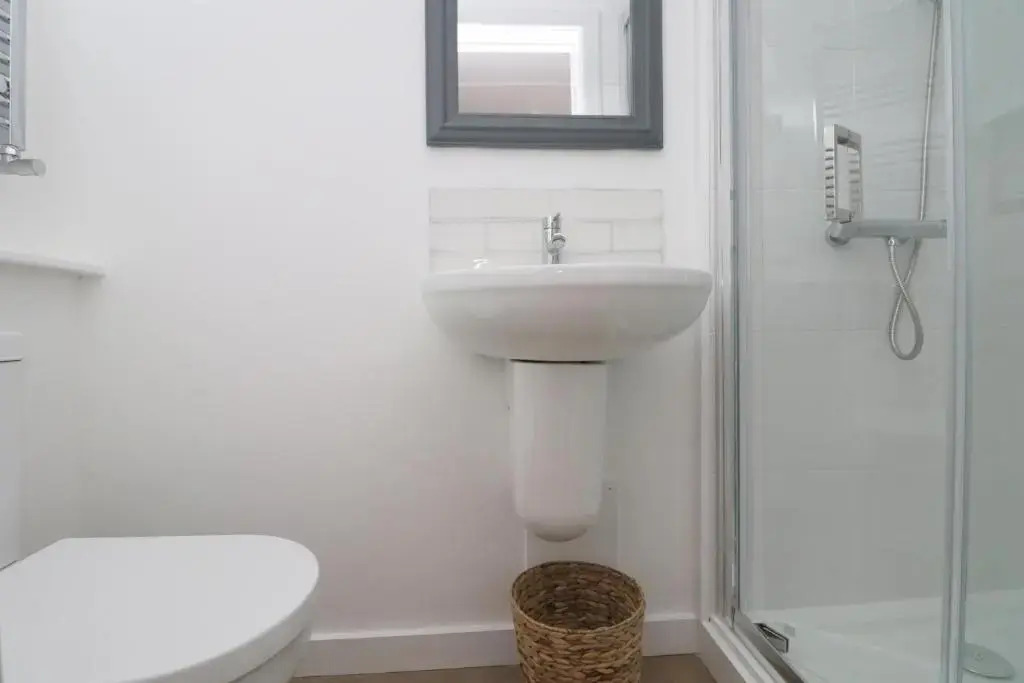 Spacious & modern beach house, 100m to beach