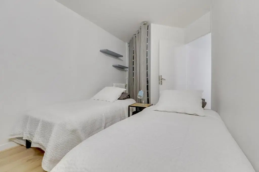 Chic And Spacious Apart with Parking