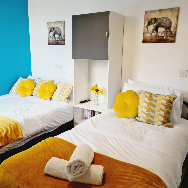Sheridan - Studio Flats with Extra Beds contractor stay FREE Parking