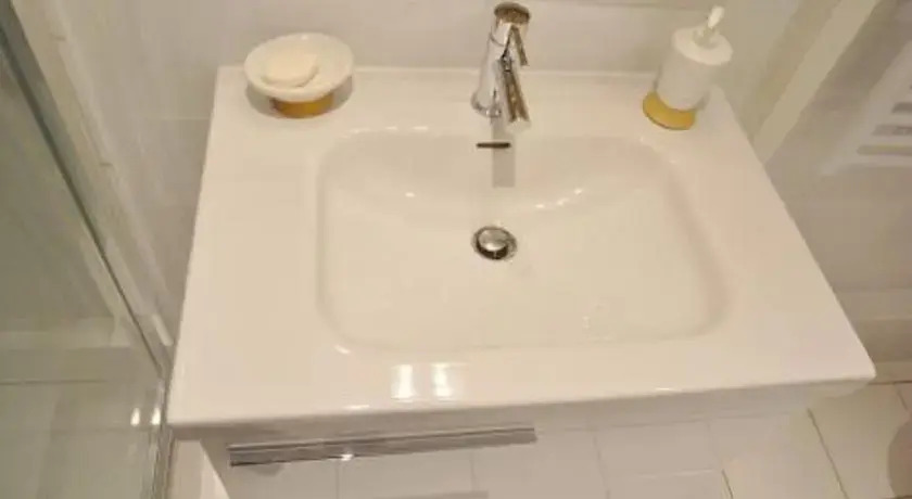 One-Bedroom Apartment Downtown
