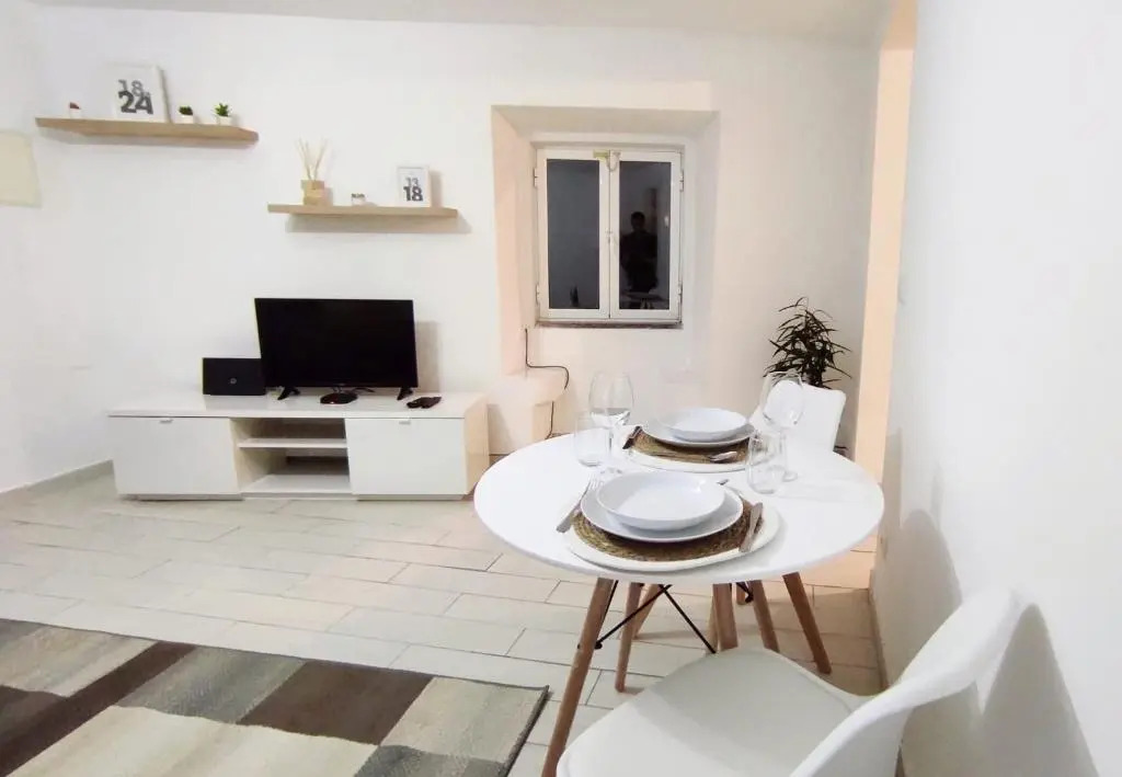 Lemon Tree House Coimbra - Courtyard garden with city views