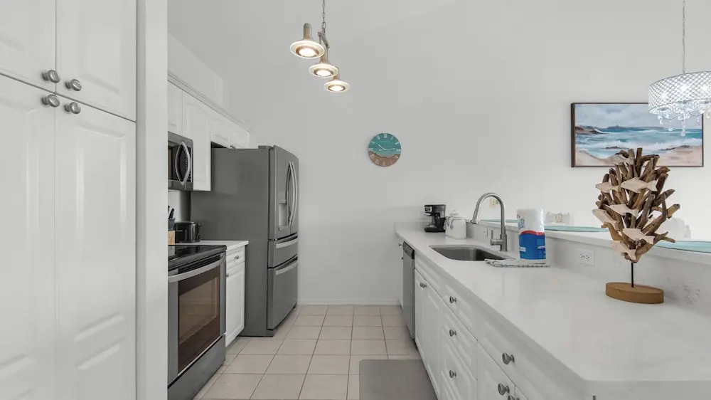 .2 Miles From Beach, Bright and Modern Townhome, 3bd, 3bth