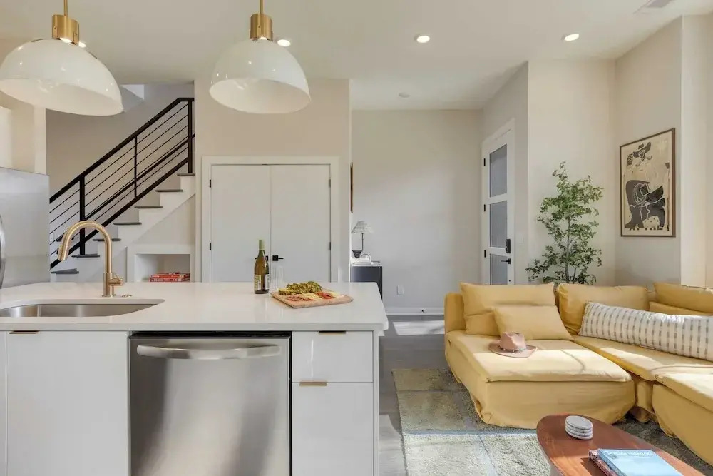 Sleeps 16 2 Modern Townhomes, Minutes to Broadway Lischey & 98 Degrees by Avantstay