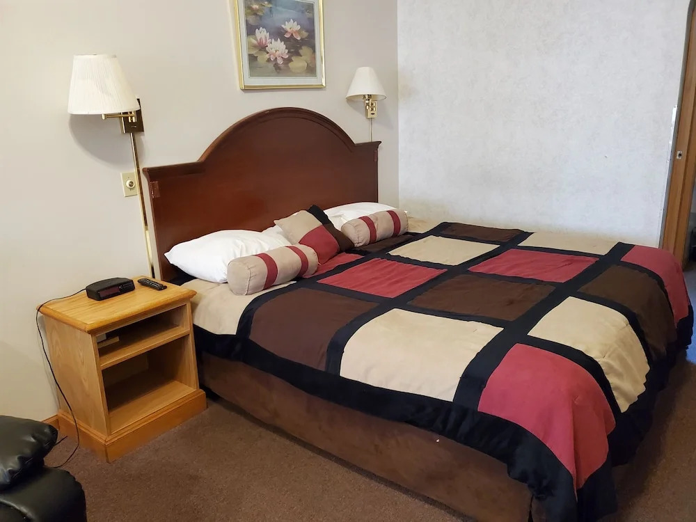 Colonial Manor Motel