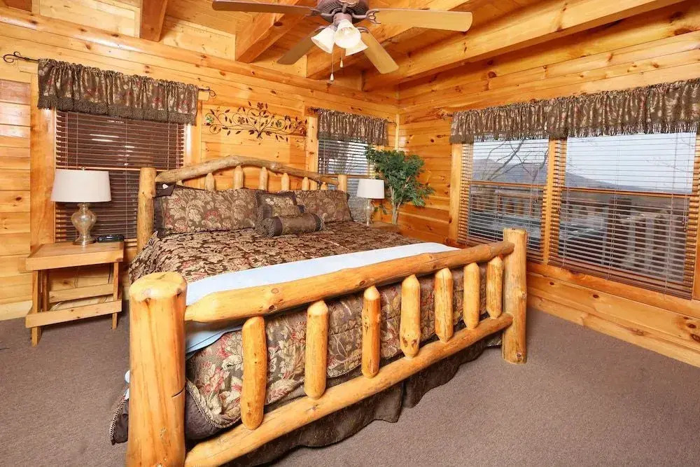 Rising Eagle Lodge - Eight Bedroom Cabin