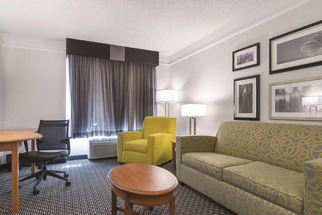 La Quinta Inn & Suites by Wyndham University Area Chapel Hill