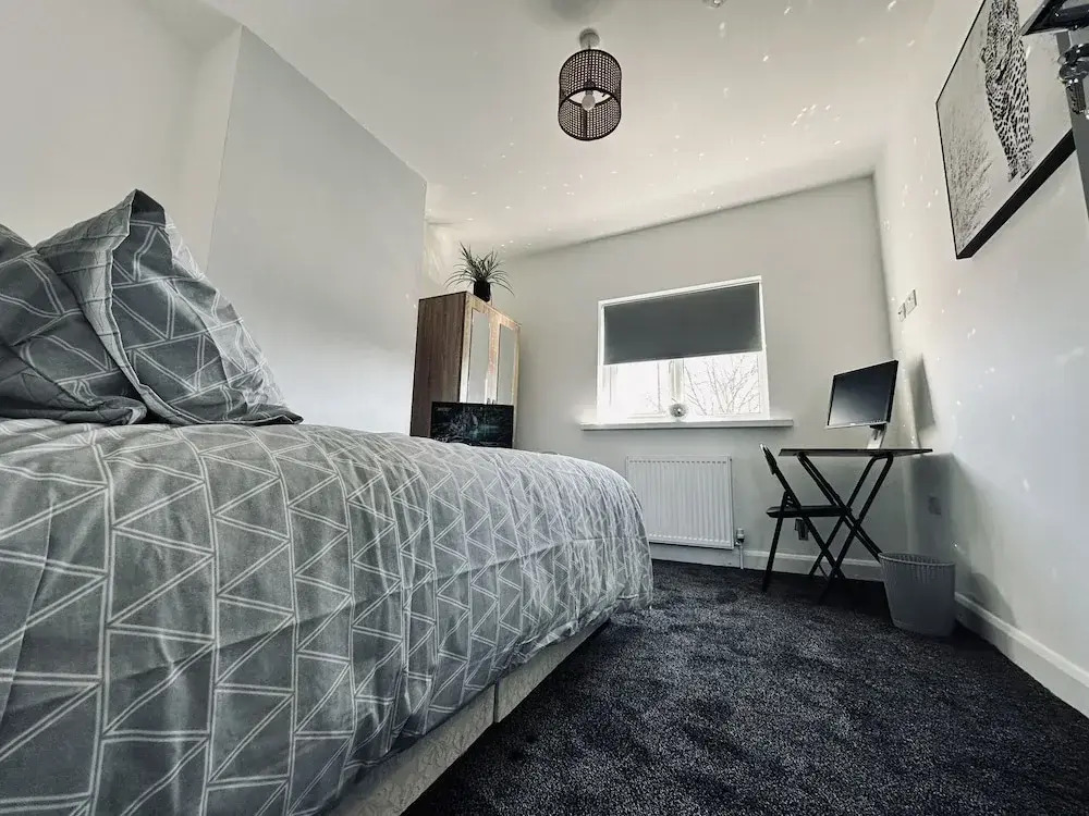 4 Bedroom House, 2 Bathroom-derby-close To Rolls Royce