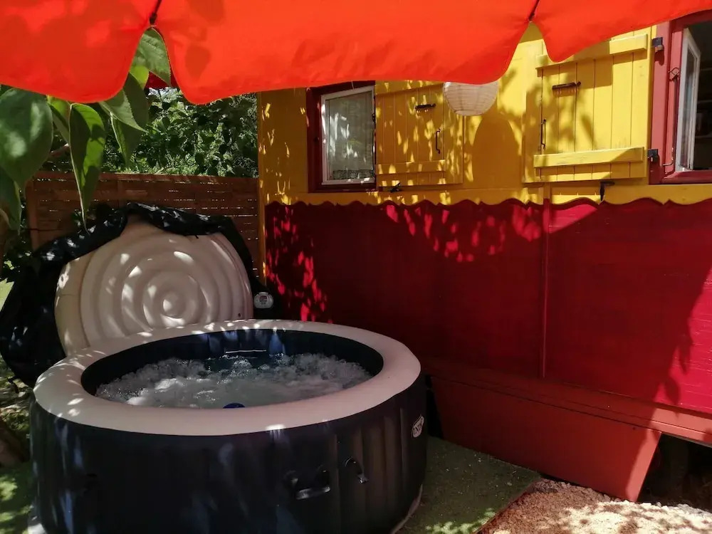MAS MAURANE-Roulotte avec SPA privé