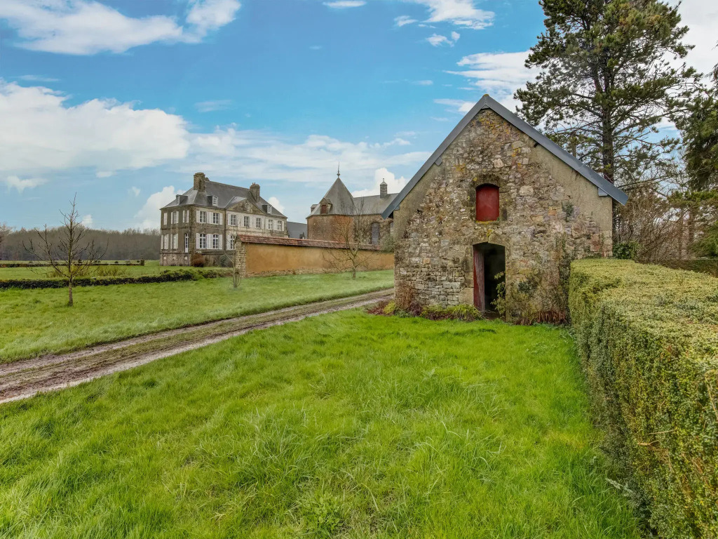 Pretty Holiday Home in Golleville with Private Garden