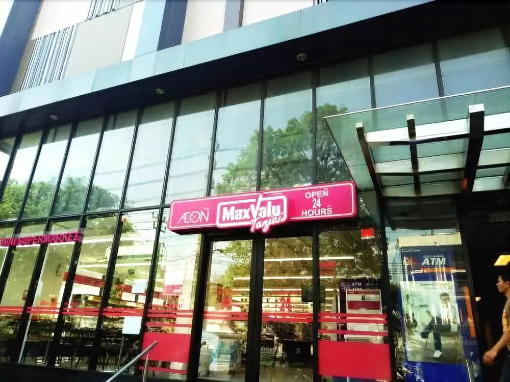 Cozy Thonglor by Pat