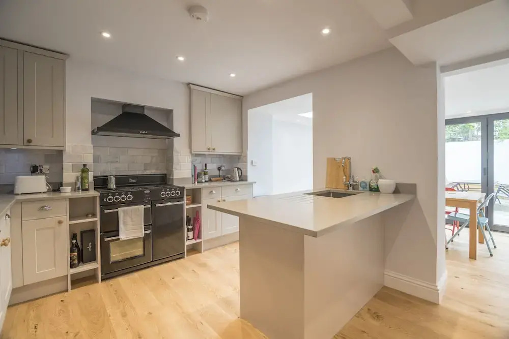 Bright Family Home in Angel with Patio