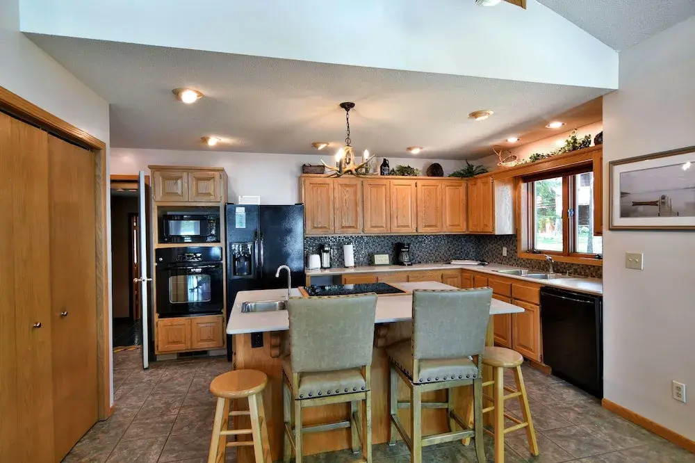 Cheif Lake Lodge 4 Bedroom Home by RedAwning