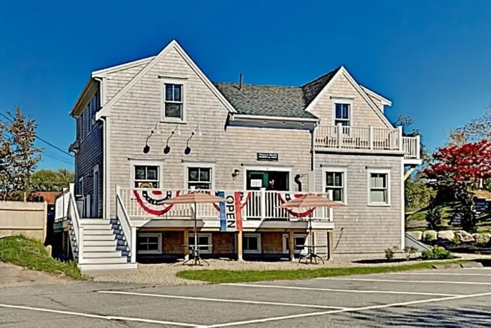 Lavish : Amazing Locale Near Dining & Beach 1 Bedroom Condo