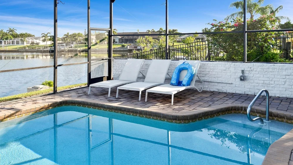 Amazing - 4 Bed Billiard Table Luxury Canal Pool