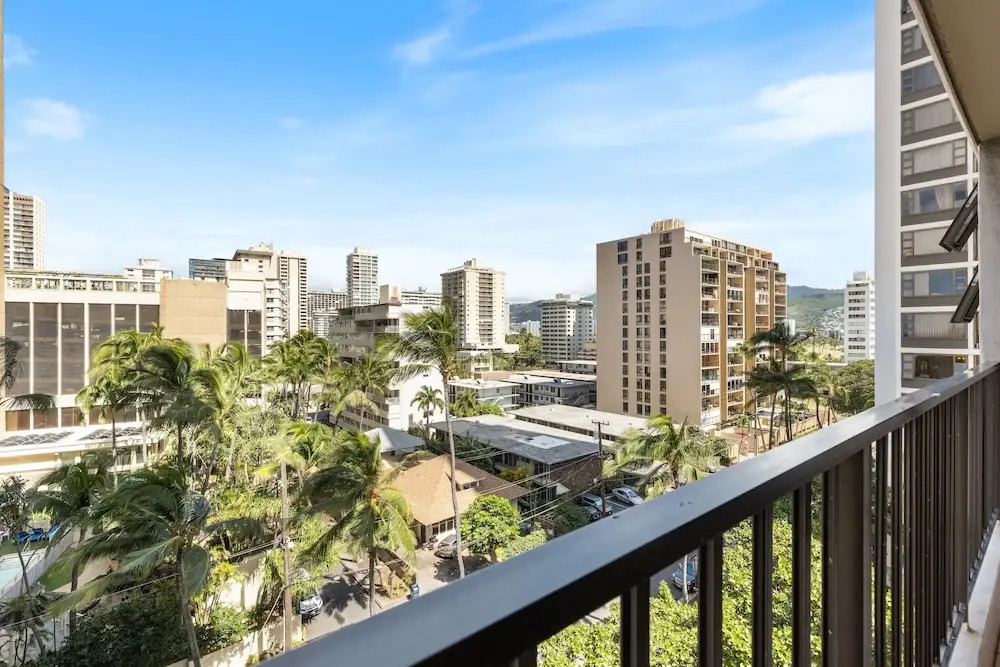 Light & Airy 8th Floor Ocean View Condo with Lanai and FREE Parking!