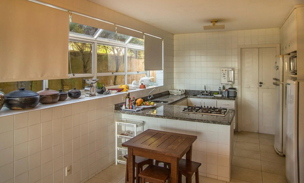 Casa Maravilhosa com Cinco Suítes, Pé na Areia da Praia de Manguinhos Por Luxury Rentals