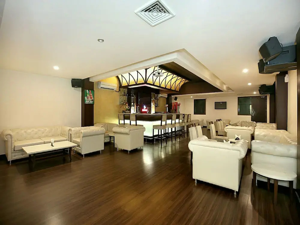 OYO 12989 White Diamond Hotel