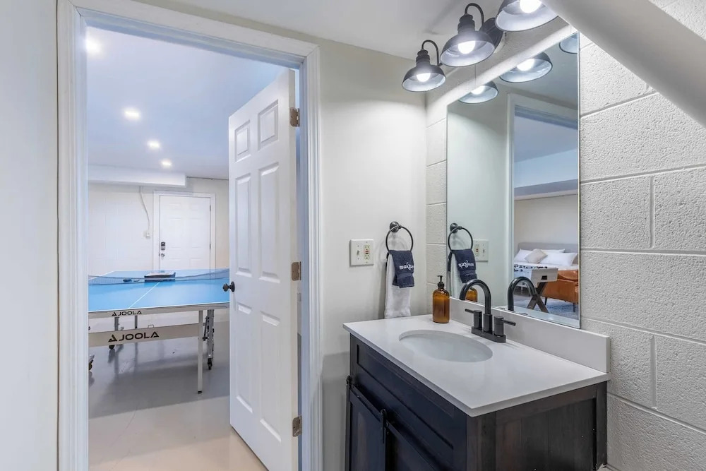 Dudley II by Avantstay Game Room + Enclosed Deck w/ Hot Tub & Views Cozy