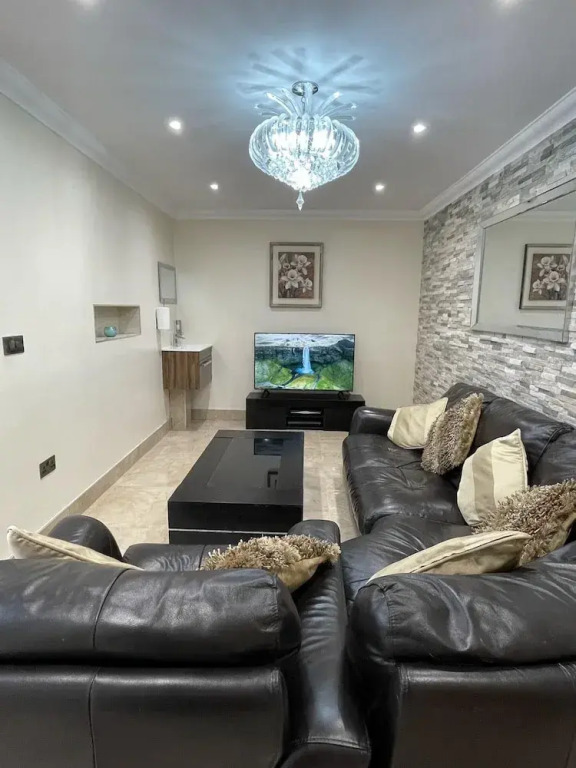 New Luxury Modern House Near Airport Free Parking