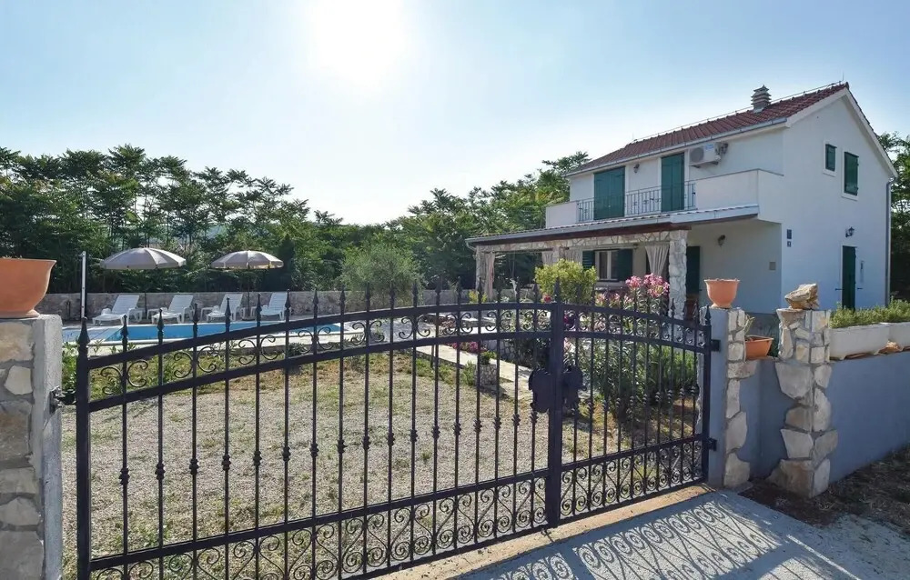 Nice Home in Gornje Selo With 3 Bedrooms, Wifi and Outdoor Swimming Pool