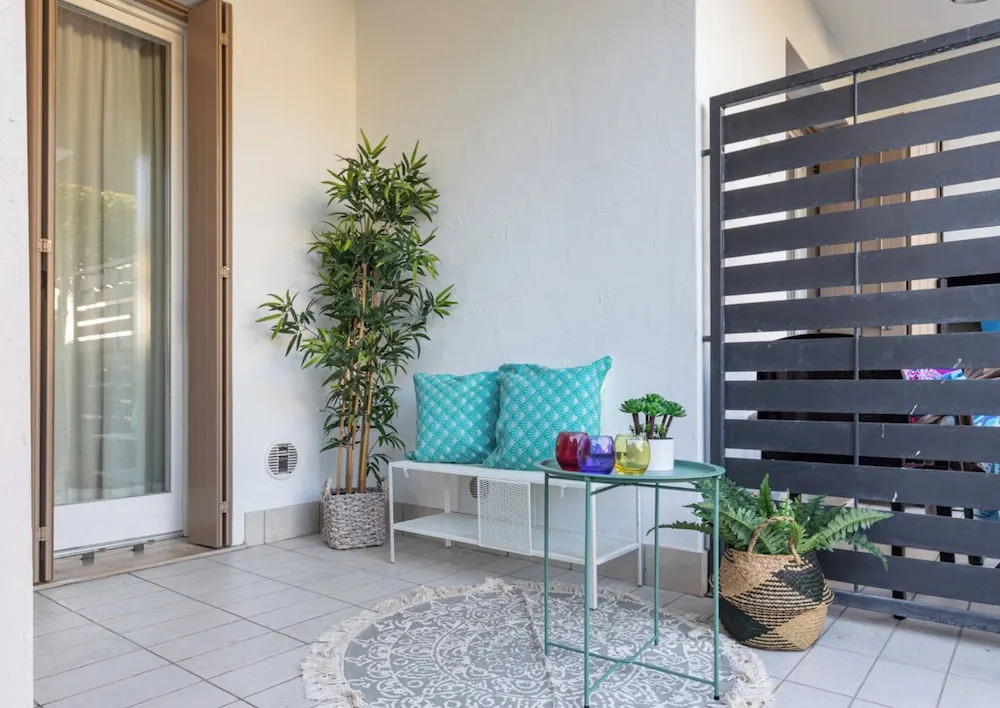 Pool View Apartment With Private Enclosed Garden
