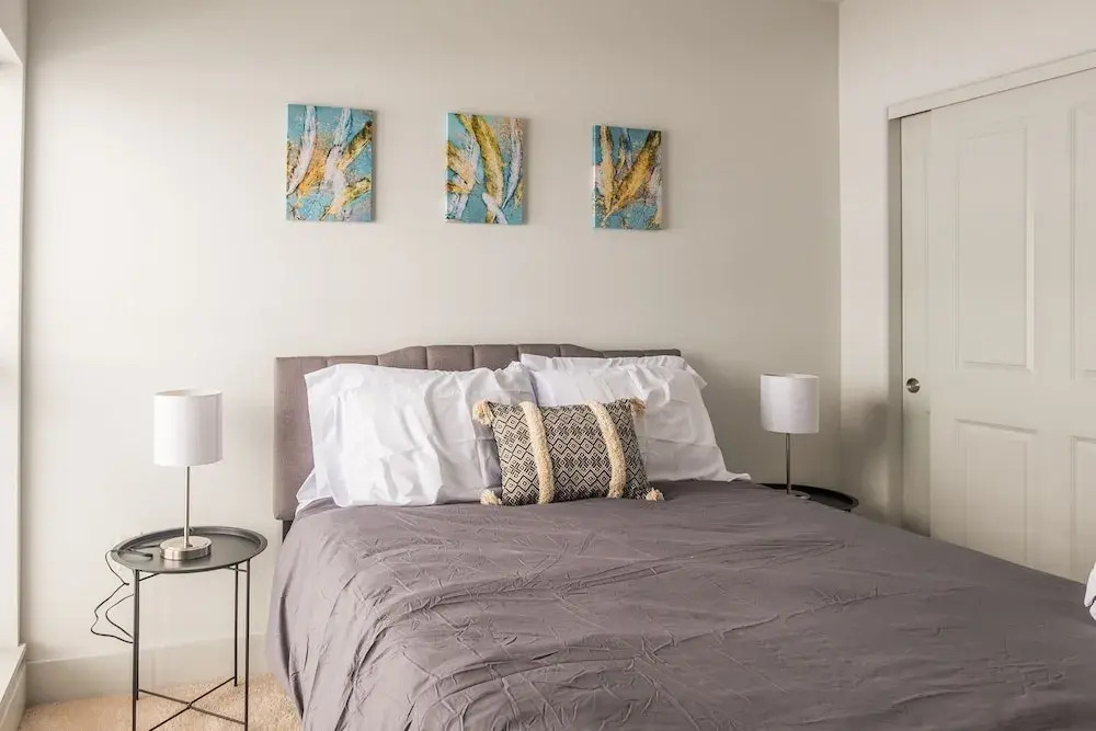 East Ward 2 BR Apt with WiFi by Frontdesk
