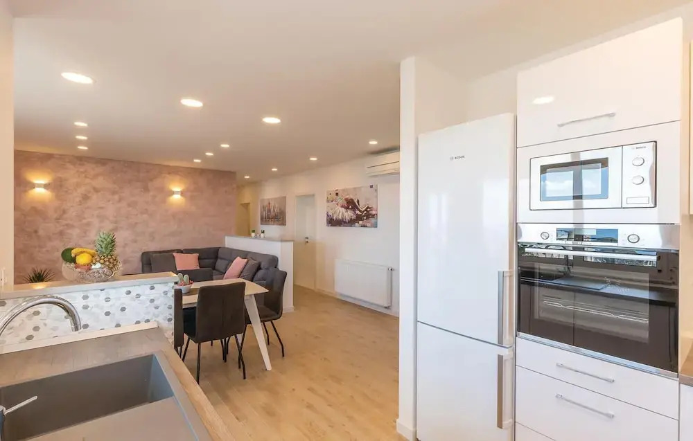 Beautiful Apartment in Makarska With 3 Bedrooms and Wifi