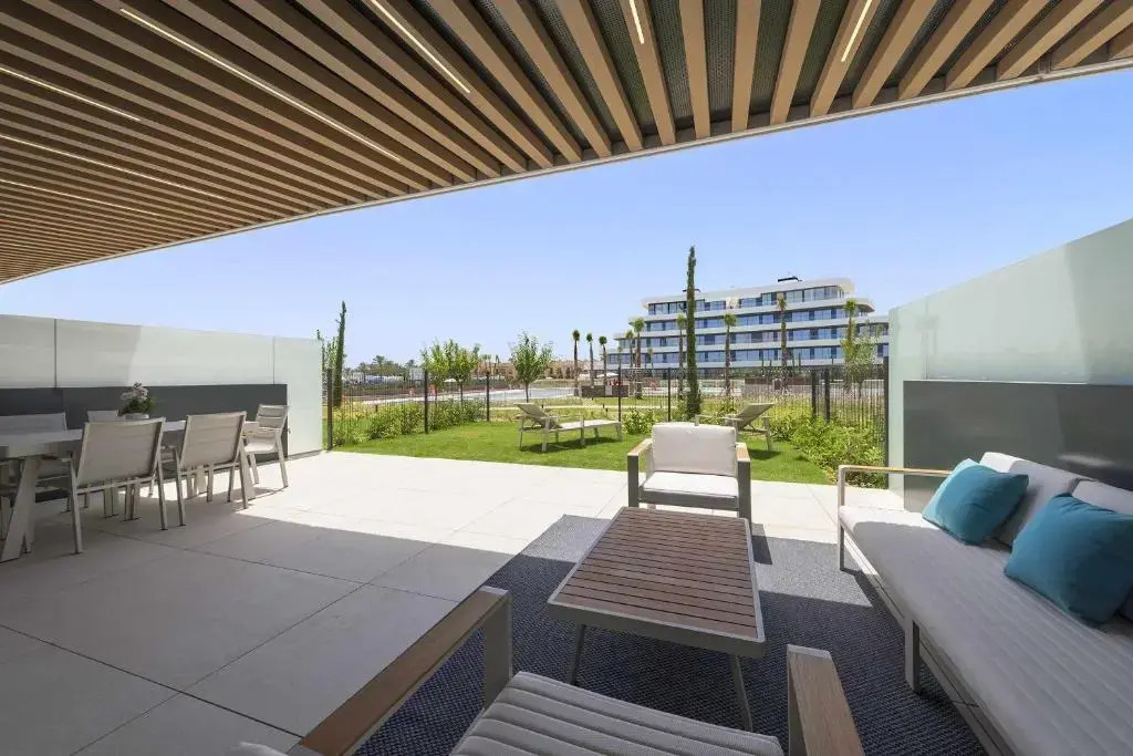 Espectacular bajo con jardín en 1ª línea de playa