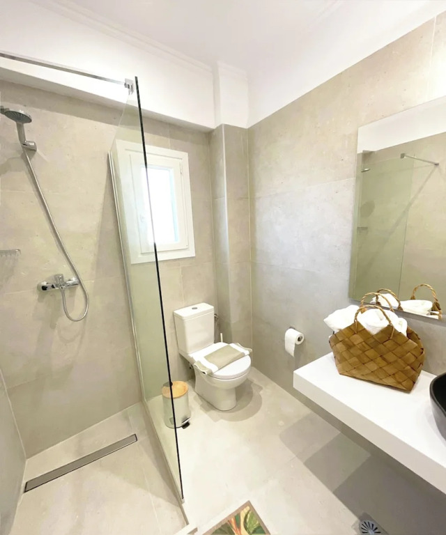 Beachfront 4-bed Luxury Suite - Agios Gordios Corfu Greece