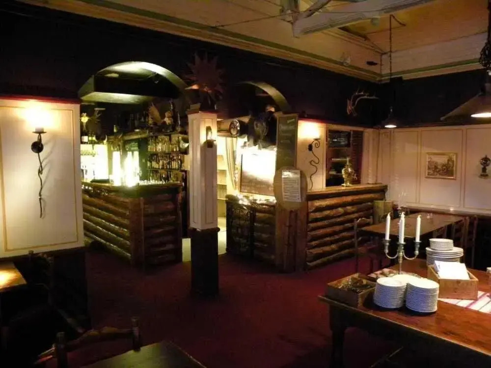 Le Ski Lodge & Steakhouse