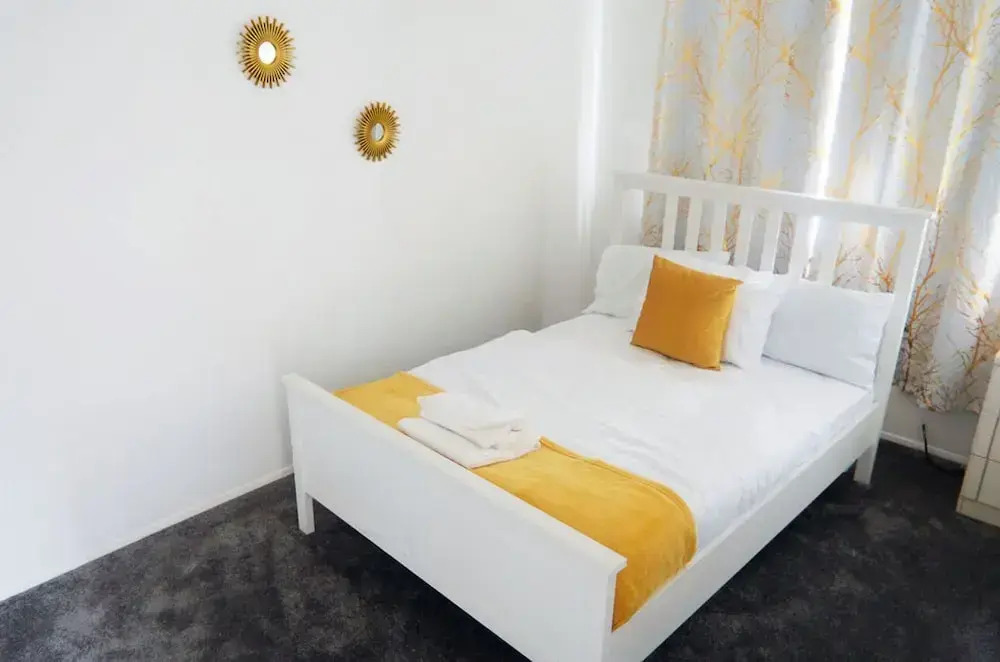 3br-sleeps5-parking-neartrainstation