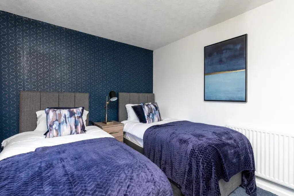 Findon House Spacious 3 bedroom, contractor, relocations friendly,10mins from GATWICK Airport, free parking, WIFI, garden, CRAWLEY