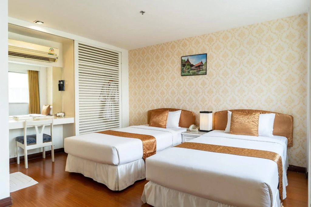 Summit Pavilion Hotel