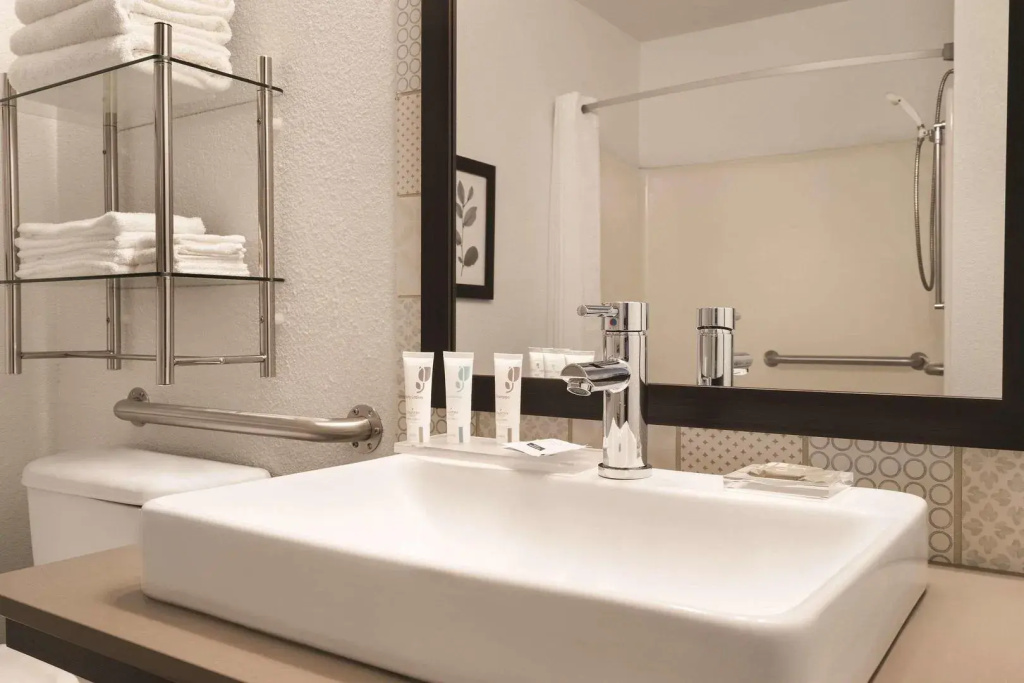 Country Inn & Suites by Radisson, Detroit Lakes