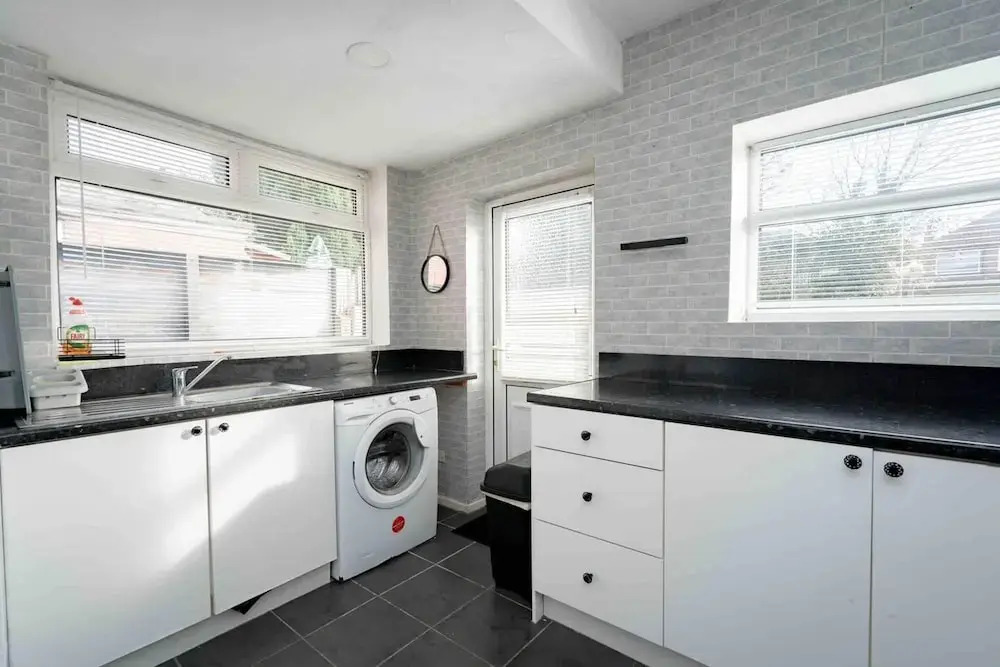 Modern 2-bed House Liverpool Close to Aintree Hosp