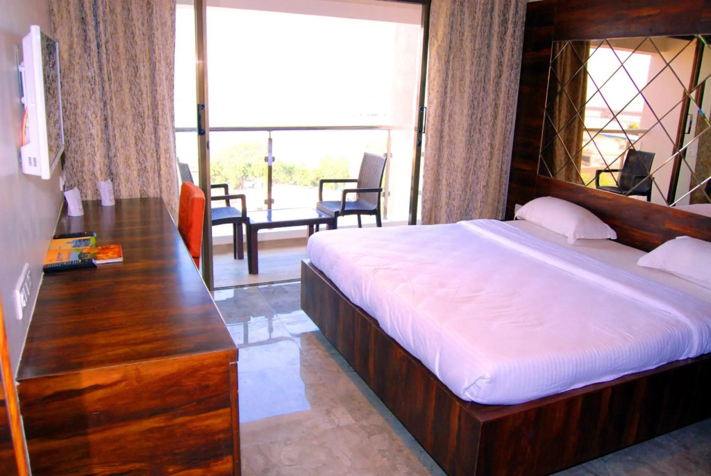 Hotel Apaar with Sea Face Garden Restaurant