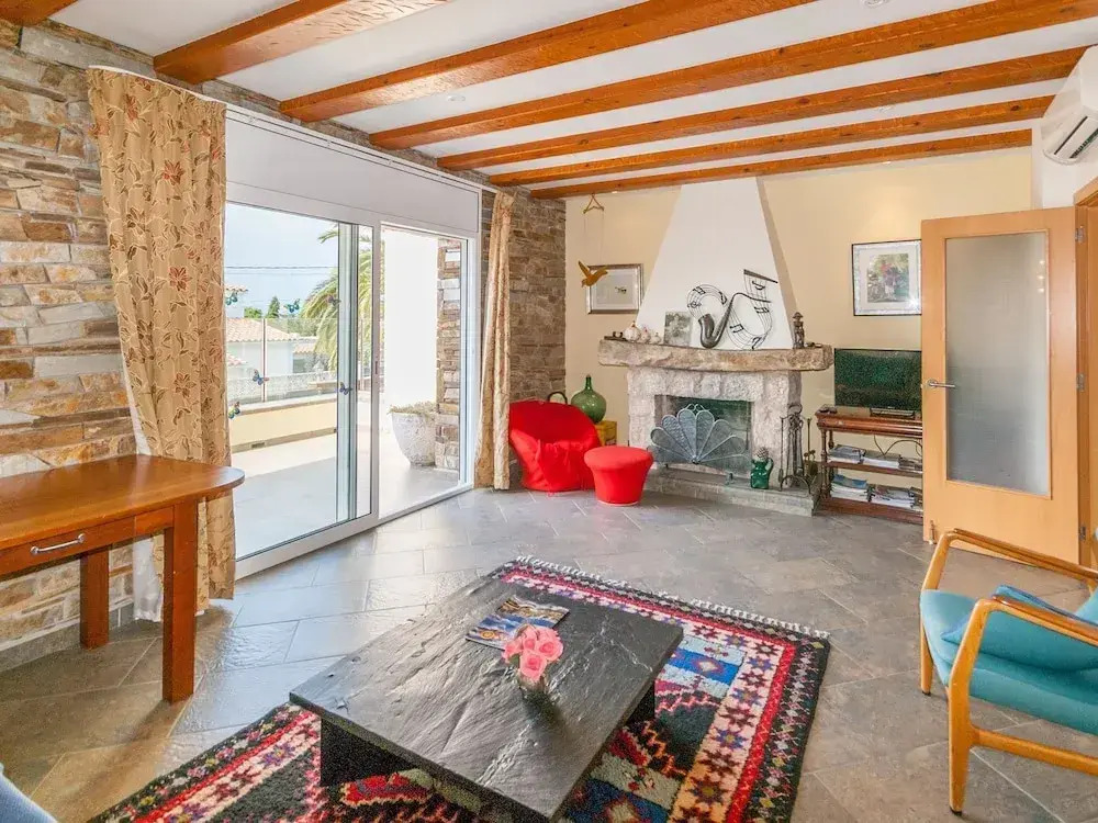 Fantastic Large Holiday Home With Pool for 8 People in Rosas